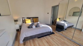 Chic Double Room, 20 mins to London, supermarkets, shops, bars, metro few mins walk